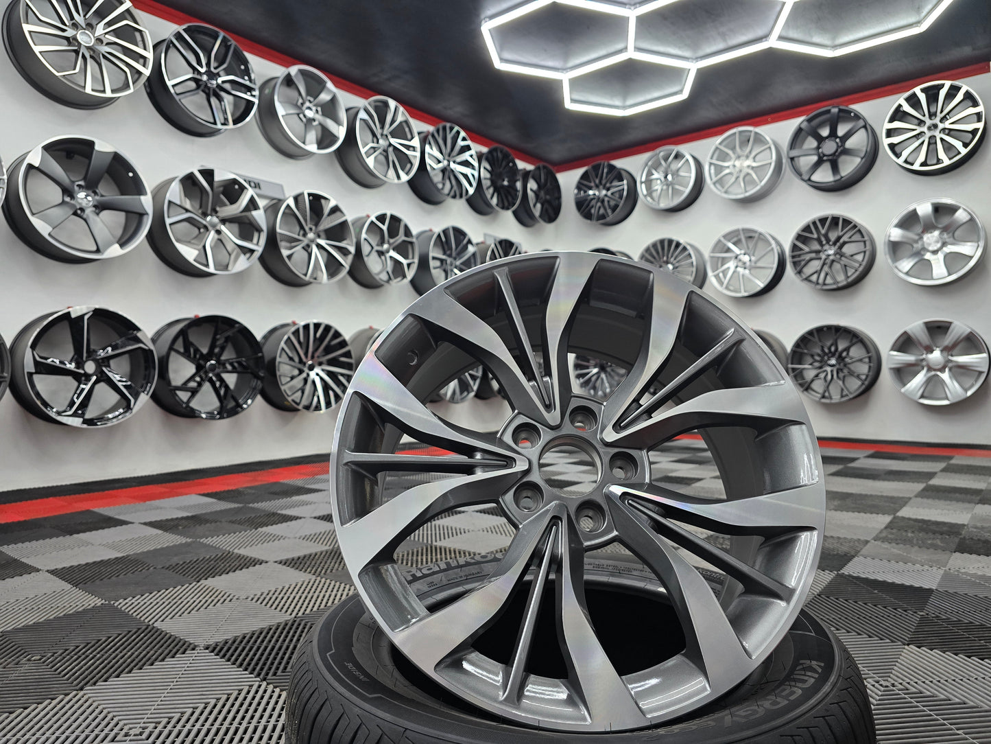 18" 5x114 Hy061 Gunmetal Machine face